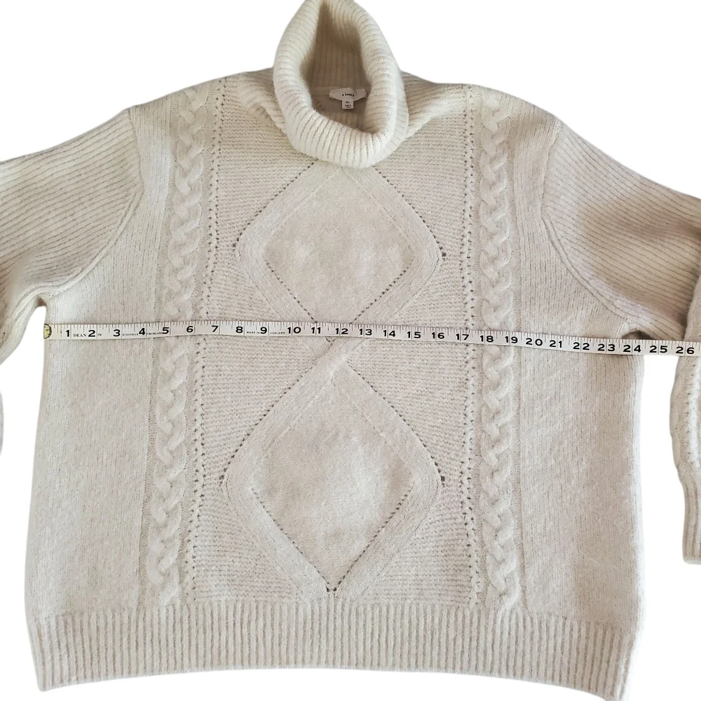 a LOVES a Biege Alpaca/Wool Blend Cable Knit Turtle Neck Balloon Sleeve‎ Sweater